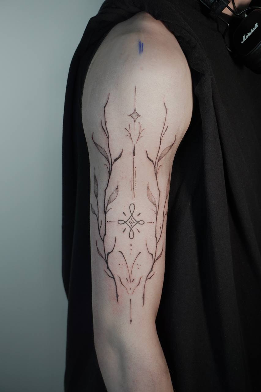 Ботаническая нежная татуировка от Анастасии Кульченко 