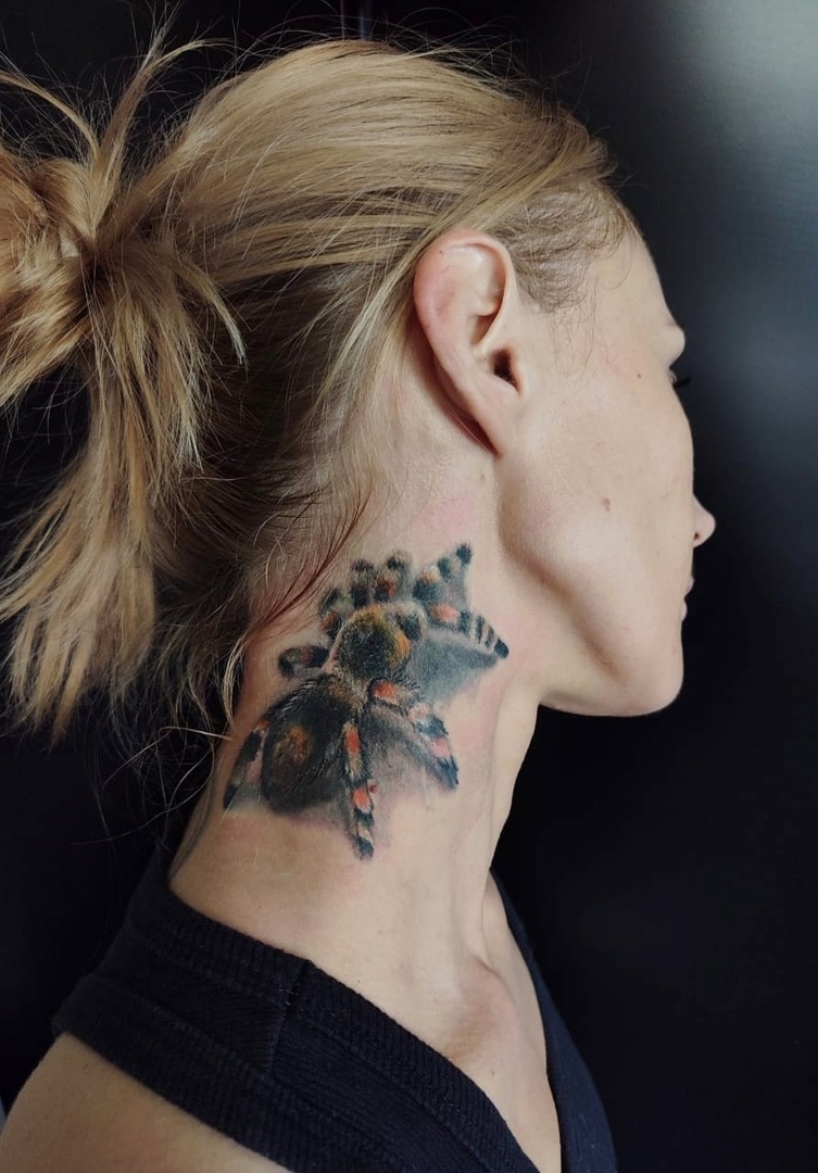 Паук на шее