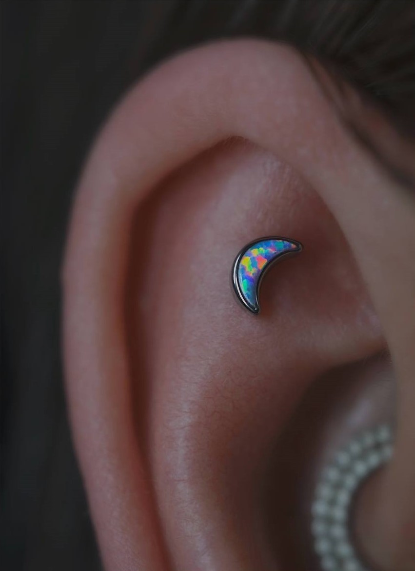  Пирсинг "флэт" с опаловым месяцем 