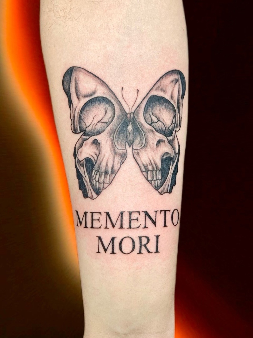 Череп в силуэте бабочки 