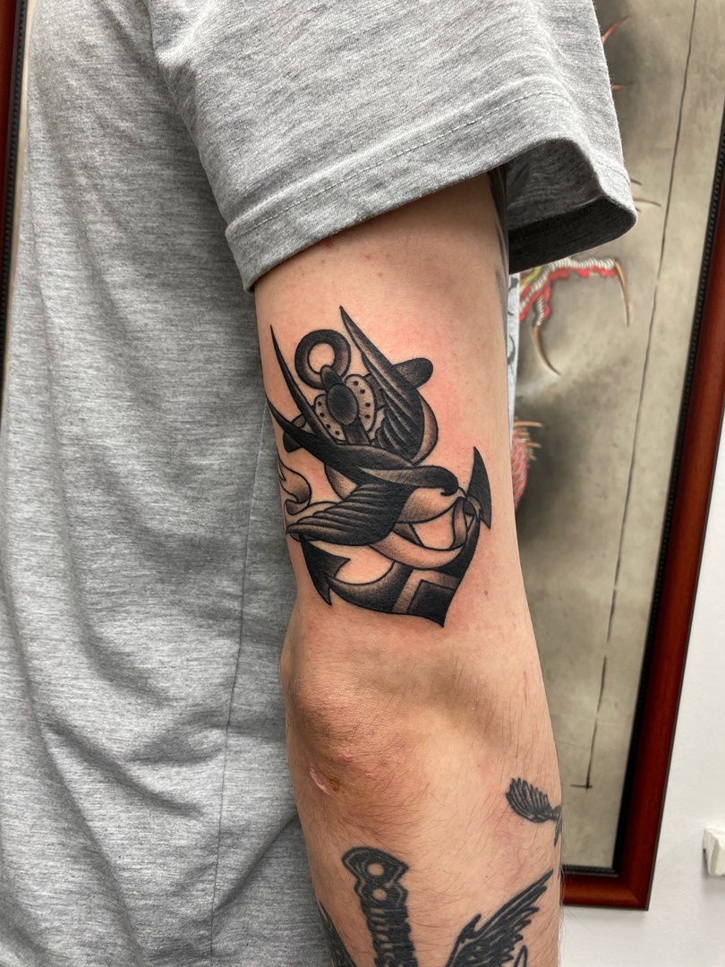 Ласточка и якорь в стиле: традик