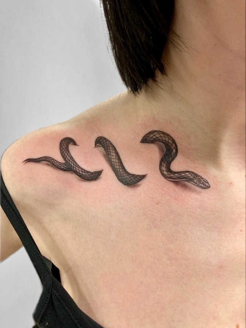 Змея на ключице