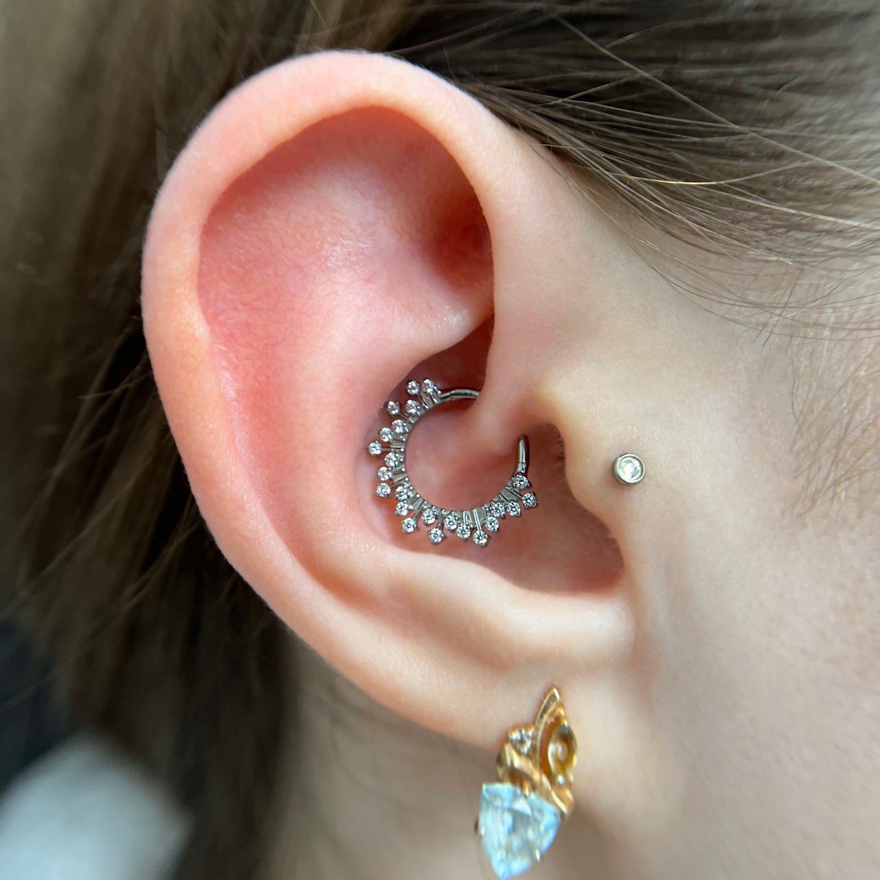 Пирсинг "дейт" от ТОП-мастера Анастасии Карасёвой