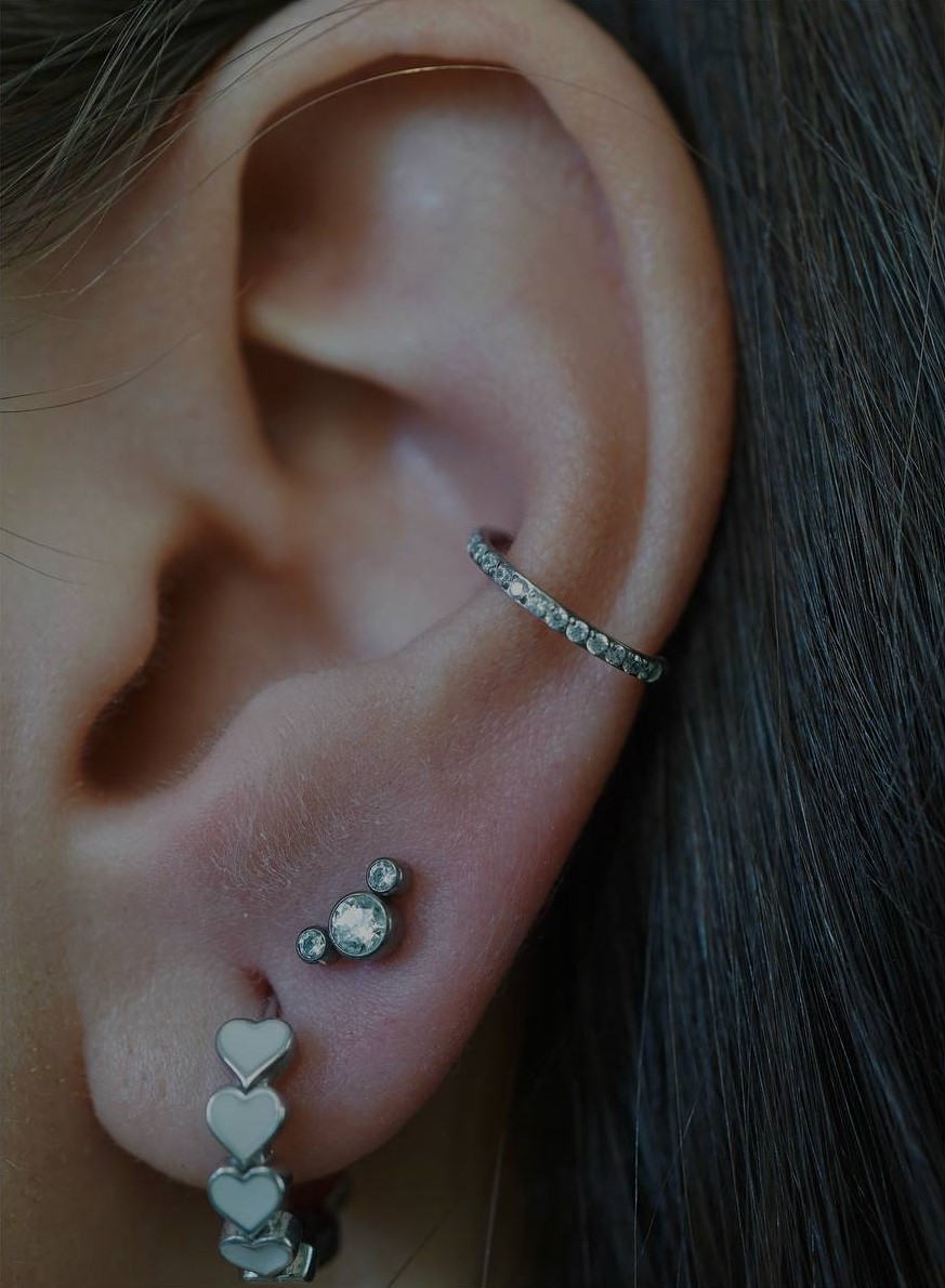   Пирсинг "конч" с кольцом