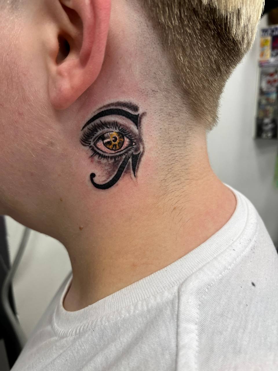 Тату на шее