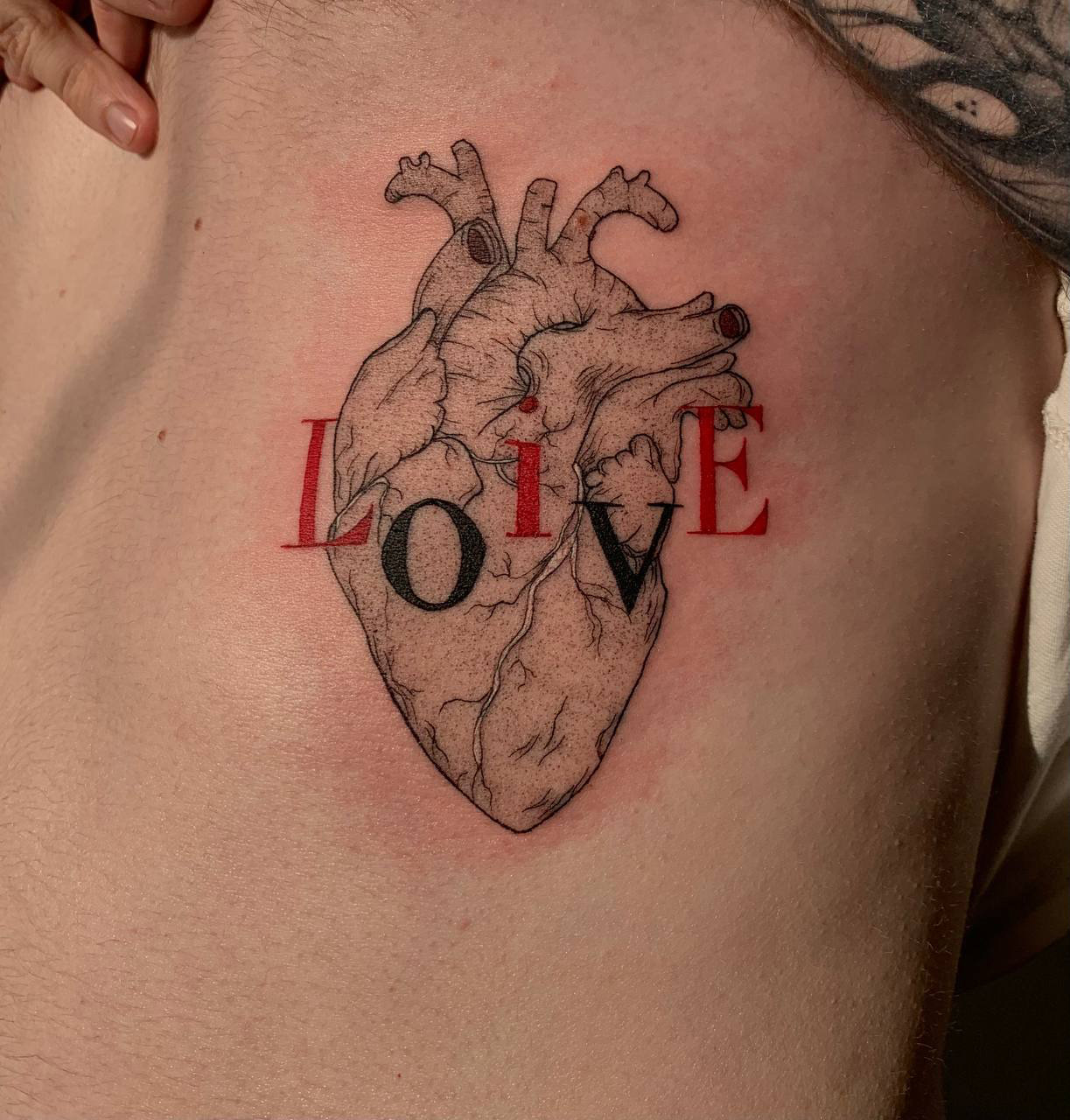 Символическая татуировка с сердцем и надписью от Анастасии Кульченко 