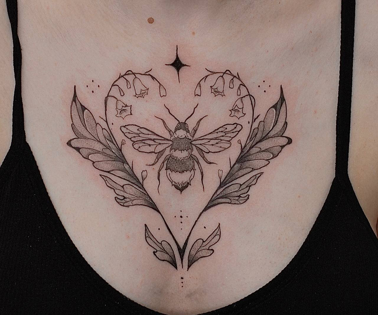 Татуировка с ландышами и пчёлкой от Анастасии Кульченко 
