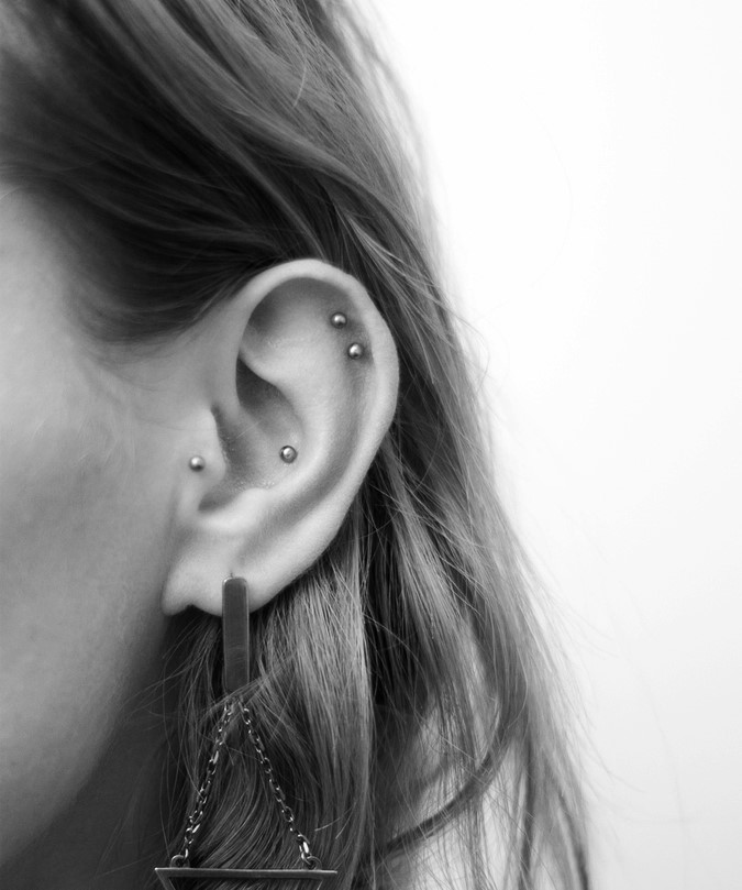 Пирсинг "трагус", "конч" и два "хеликса"