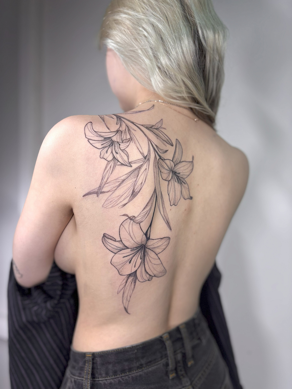 Графическая татуировка с лилиями от Анастасии Кульченко 
