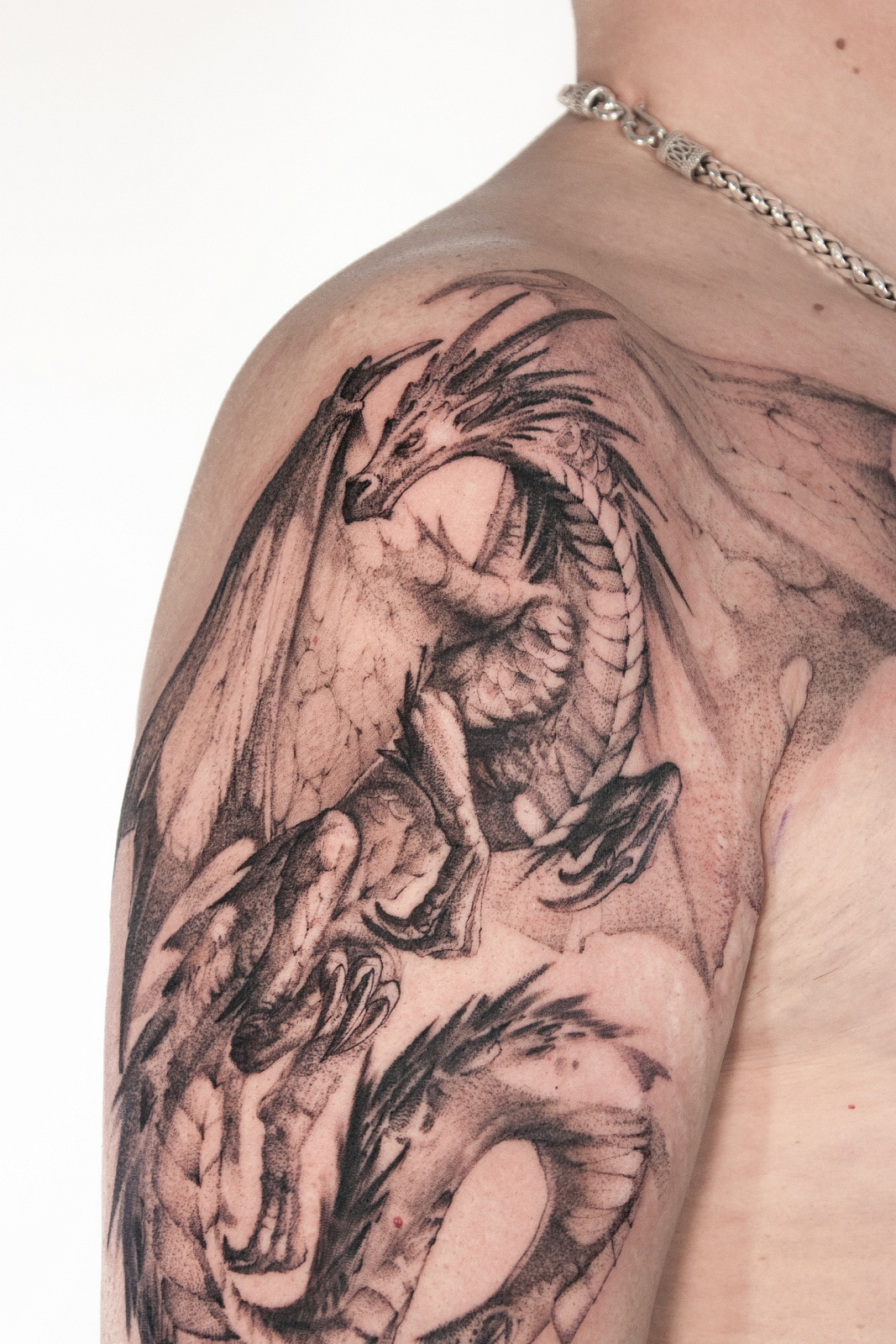 Татуировка дракона на плече от мастера Андрея Лукаса 