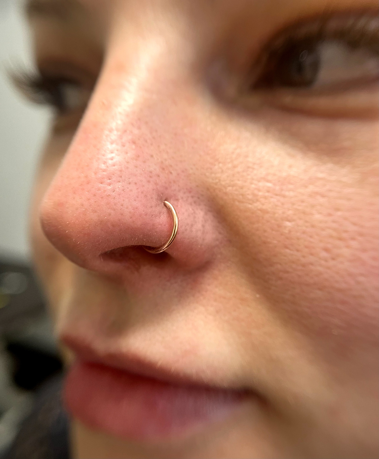 Крыло носа с тонким золотым кликером от Анастасии Карасёвой 
