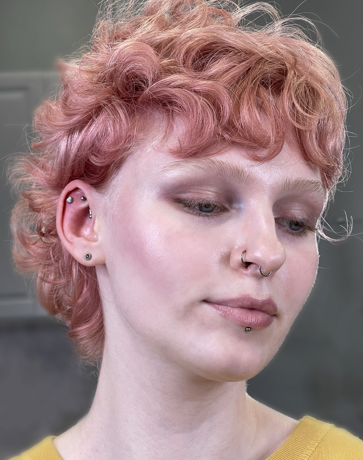 Пирсинг хрящей уха: "рук" и "флэт". 