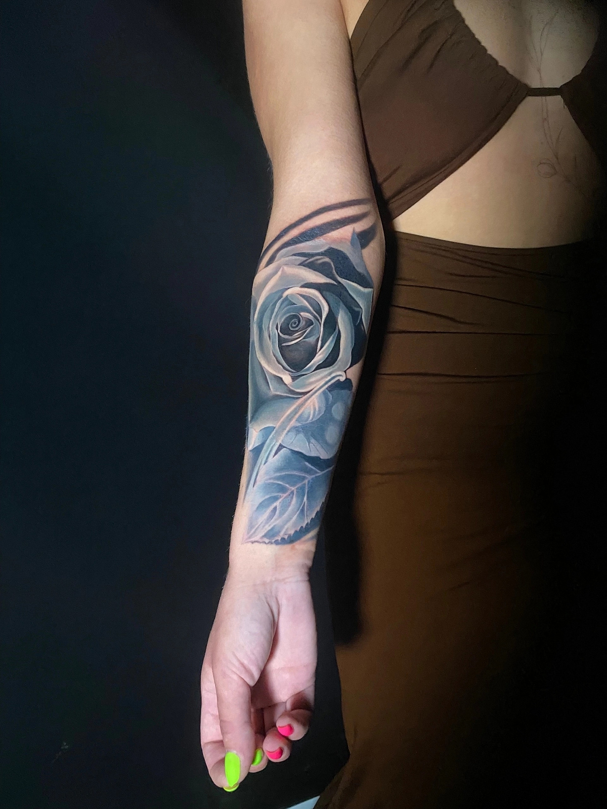 Тату голубая роза от мастера Алексея Шитова 